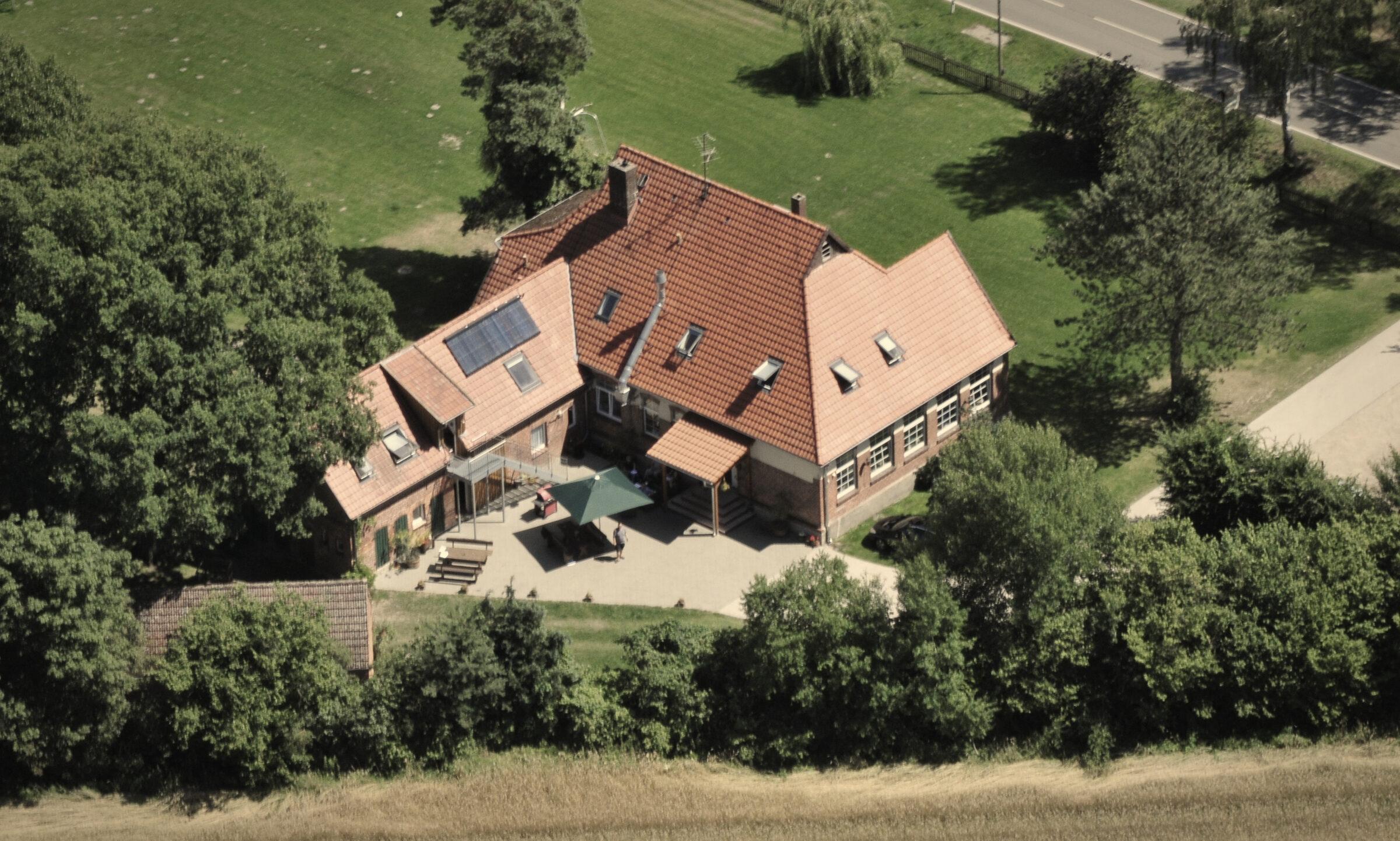 Der Jagdhof der Jagdschule Wendland aus der Luft